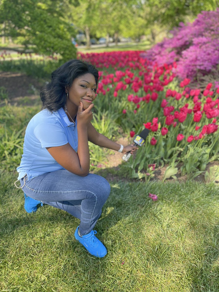 DalenciaWBAL's tweet photo. How do you get flowers to speak during an interview??? With Tulips!!! π·π
πΈ: @_JacobSexton @wbaltv11
#springflowers #tulips #wbalweather #blessed #thatnewslife #workweekhustle #womaninstem #broadcasting #meteorology #journalist #meteorologist #balitmore #wbal #charmcity https://t.co/dDWLruGe4E