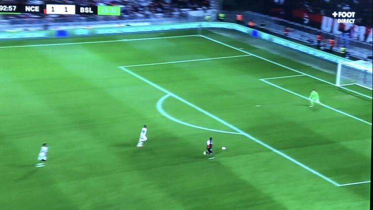 pancho_nissa's tweet photo. Criminel.
Et on ne voit pas la deuxième partie de l'action où il ne laisse pas Laborde reprendre le ballon alors qu'il est face au jeu.

#OGCNFCB #OGCNice https://t.co/i52prc4Qs7