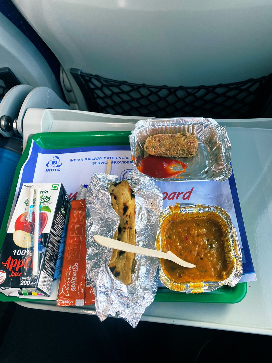 RamsukhDukiya's tweet photo. #VandeBharatExpress                   #Ajmer to #Delhi                                Thanks to @IRCTC for the yummie and hygienic breakfast served.
#IndianRailways https://t.co/vW8FuJ6XxK