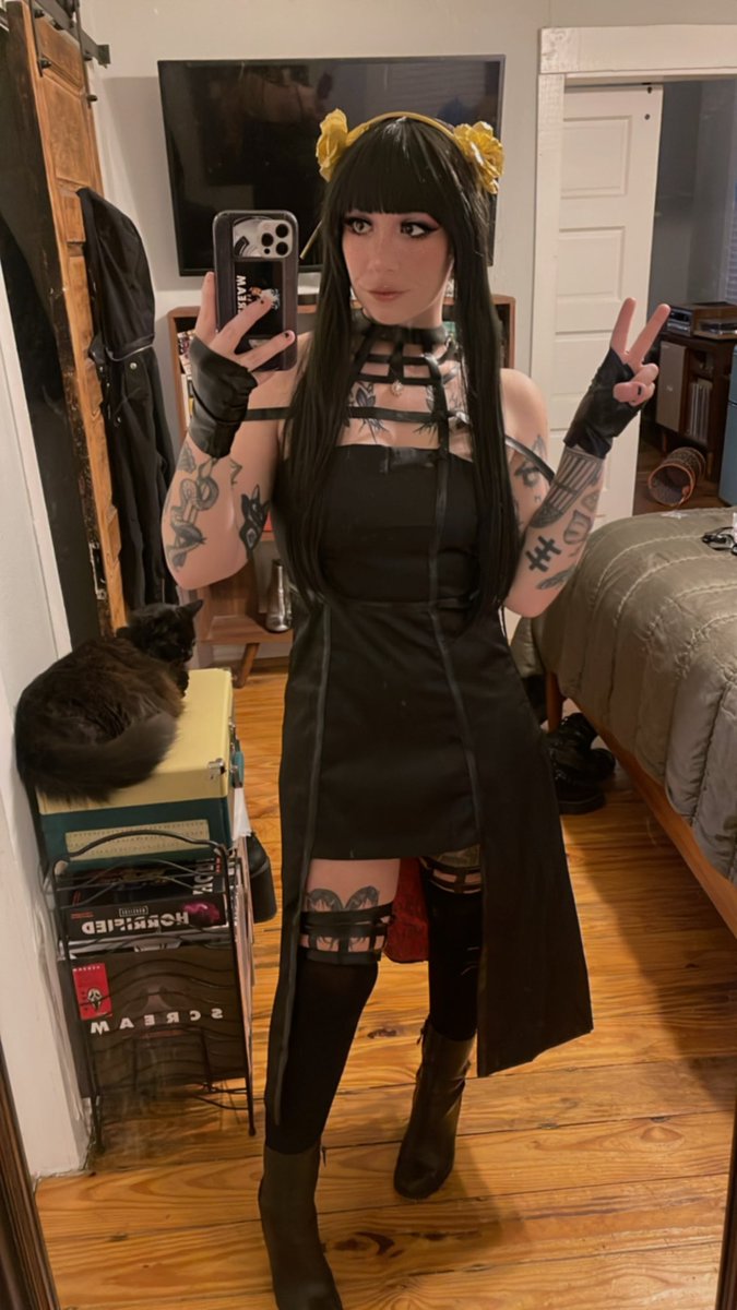 blvckcrvft_'s tweet image. Yor Forger is live with spooky games 🖤 come hang out! twitch.tv/blvckcrvft_ #fabled #deadbydaylight