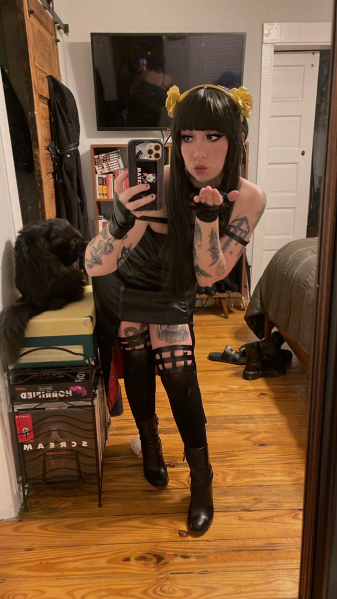 blvckcrvft_'s tweet image. Yor Forger is live with spooky games 🖤 come hang out! twitch.tv/blvckcrvft_ #fabled #deadbydaylight