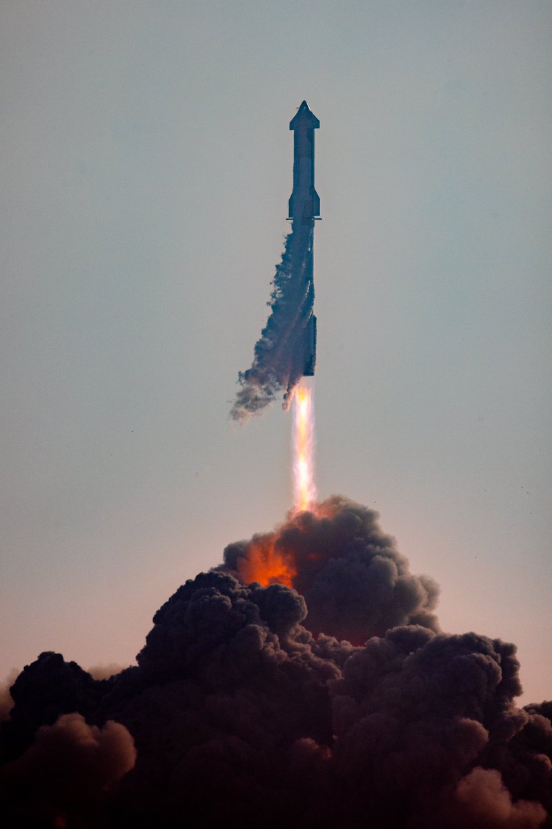 NickyXPhoto's tweet photo. Starship launch shot V2 🔥 Sometimes rushing to post your pics soon after an event happens results in hasty on the spot edits. Here’s a better copy of today’s best image! @elonmusk 
📸 -Myself for @LabPadre https://t.co/D3wbqOJx3X