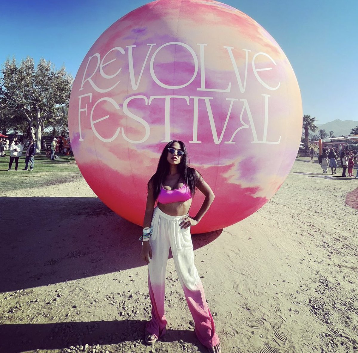 sashbashi's tweet photo. Who wore it better? 💖👙🎟️

#revolvefestival #revolvefestival2023 #coachella #coachella2023 #pinkonpink #revolve #modellifestyle #actresslifestyle #desertvibes #bigball #tyedye https://t.co/H57sXAKlia