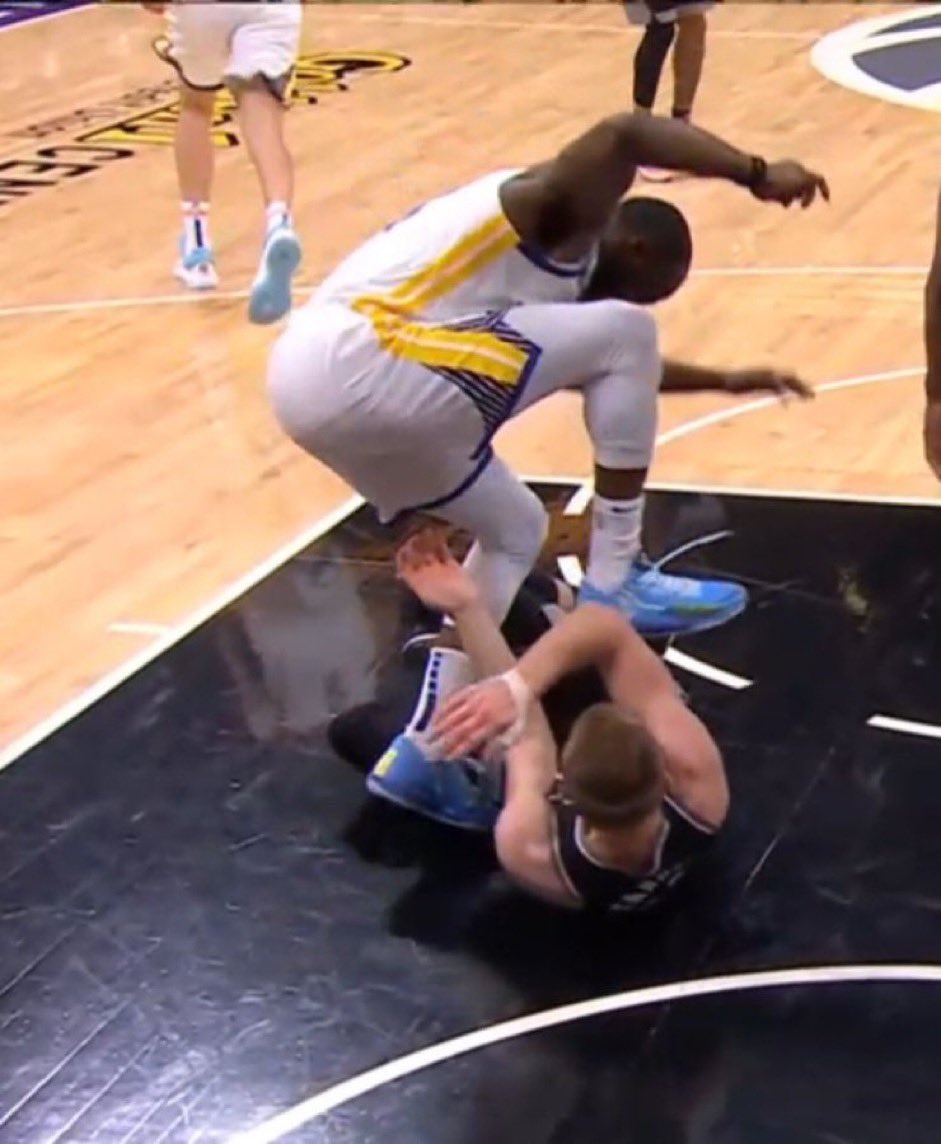 DrGuru_'s tweet photo. The @NBA cited Draymond’s “history” as part of the reasoning for his suspension. 

Career games played:
Draymond - 905
Embiid - 441 

Flagrant Fouls: 
Draymond -19
Embiid - 21 

Your can’t make this up. https://t.co/jZnoN51kml