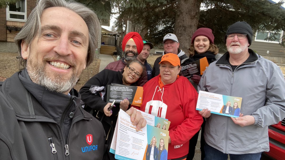 Great to be out on the doorsteps with more ⁦<a href="/UniforTheUnion/">Unifor</a>⁩ volunteers helping ⁦<a href="/RebeccaBounsall/">Rebecca Bounsall, NDP</a>⁩ canvass in Calgary Fish Creek.  We have dozen of activists out in many ridings and see strong support for ⁦<a href="/RachelNotley/">Rachel Notley</a>⁩ #ableg #canlab