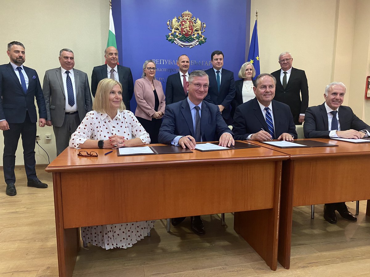 Ravie d’avoir assisté à la signature de l’entente entre la centrale nucléaire  Kozloduy de #Bulgarie et des compagnies dont la #canadienne <a href="/cameconews/">Cameco Corporation</a> pour l’approvisionnement en carburant nucléaire. Le #nucléaire contribue à nos objectifs communs d’énergie propre et diversifiée.