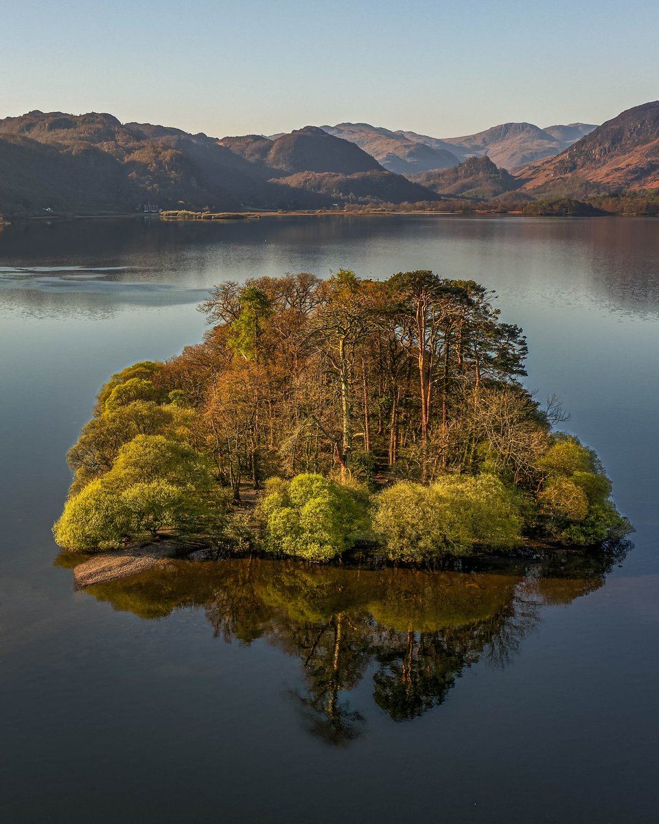 Morning everyone hope you are well. Derwentwater reflections towards the Jaws of Borrowdale. Have a great day. #LakeDistrict <a href="/keswickbootco/">Keswick boot co</a> <a href="/ShowcaseCumbria/">Showcase Cumbria</a>