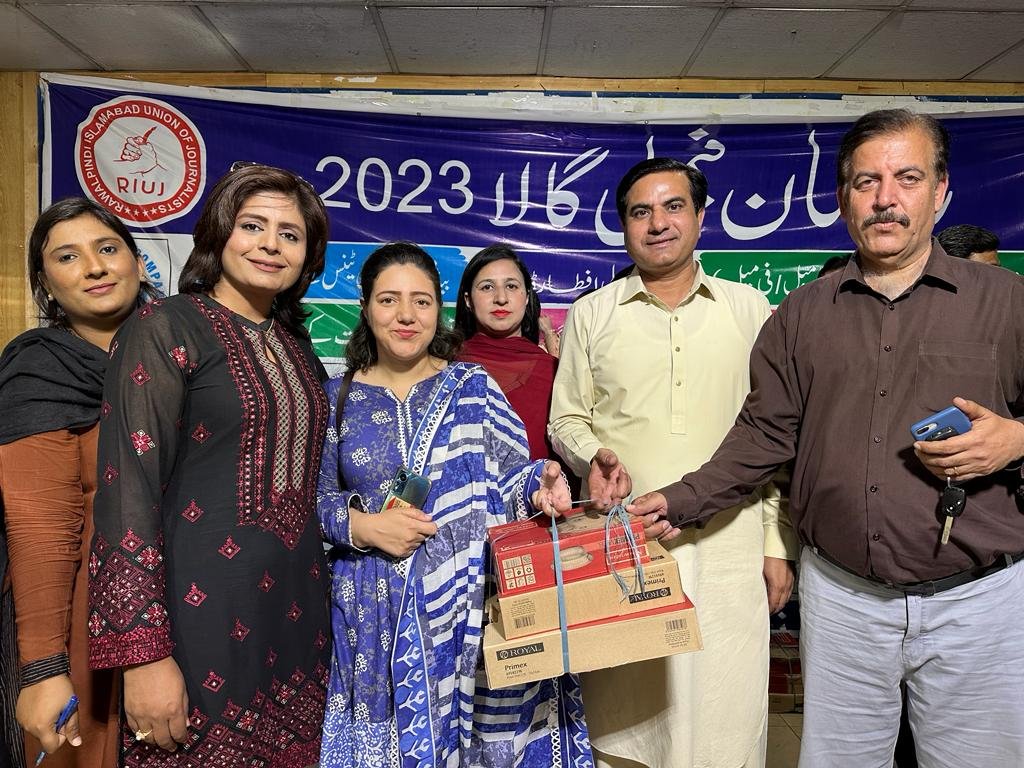 JournlistsPanel's tweet photo. نیشنل پریس کلب کے ممبران کی تمام فیملیز میں عید گفٹ کی تقسیم و کرکٹ میچز کے میل و فی میلز ونر و رنر اپ ٹیمز میں تقریب تقسیم انعامات
@Afzalbutt01 @ghazanfarabbass @MAnwarRaza @Nayyer_Aliz @NPCISBOFFICIAL
Weldone #Journalistspanel
Weldon President #NPC Anwar Raza & TEAM #NPC https://t.co/KXUey8BX9T