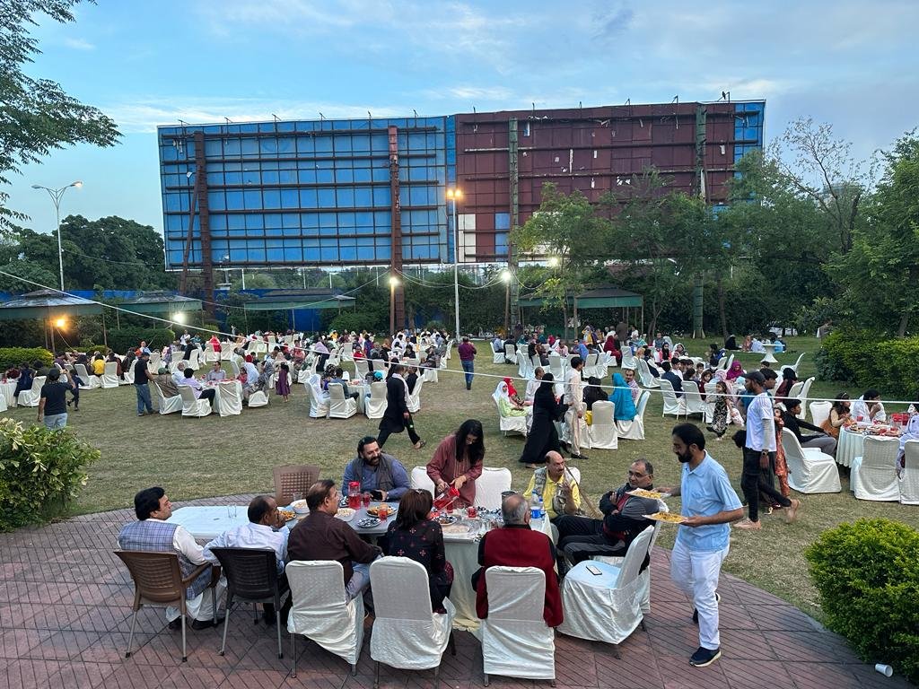 JournlistsPanel's tweet photo. نیشنل پریس کلب کے ممبران کی تمام فیملیز میں عید گفٹ کی تقسیم و کرکٹ میچز کے میل و فی میلز ونر و رنر اپ ٹیمز میں تقریب تقسیم انعامات
@Afzalbutt01 @ghazanfarabbass @MAnwarRaza @Nayyer_Aliz @NPCISBOFFICIAL
Weldone #Journalistspanel
Weldon President #NPC Anwar Raza & TEAM #NPC https://t.co/KXUey8BX9T