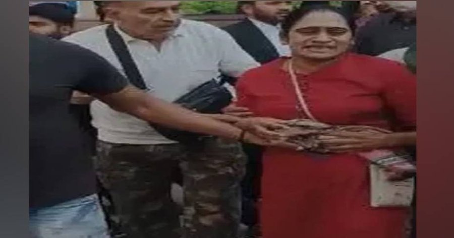 ब्रेकिंग: अब न्यायालय परिसर में गोलीबारी, महिला व अधिवक्ता को लगी गोली...