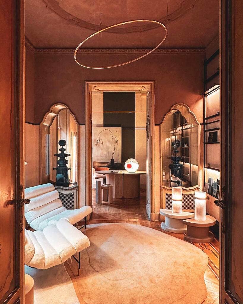 Una giornata al Fuorisalone nelle 5 location che mi sono piaciute di più.
📍@sem_milano
La collezione néolithique reinterpretata nei toni naturali, in dialogo con una dimora milanese d’altri tempi.
Via Gerolamo Borgazzi 4
📍<a href="/artemest/">Artemest</a>
L’Appartamento, un'elegante casa anni ’30 i…