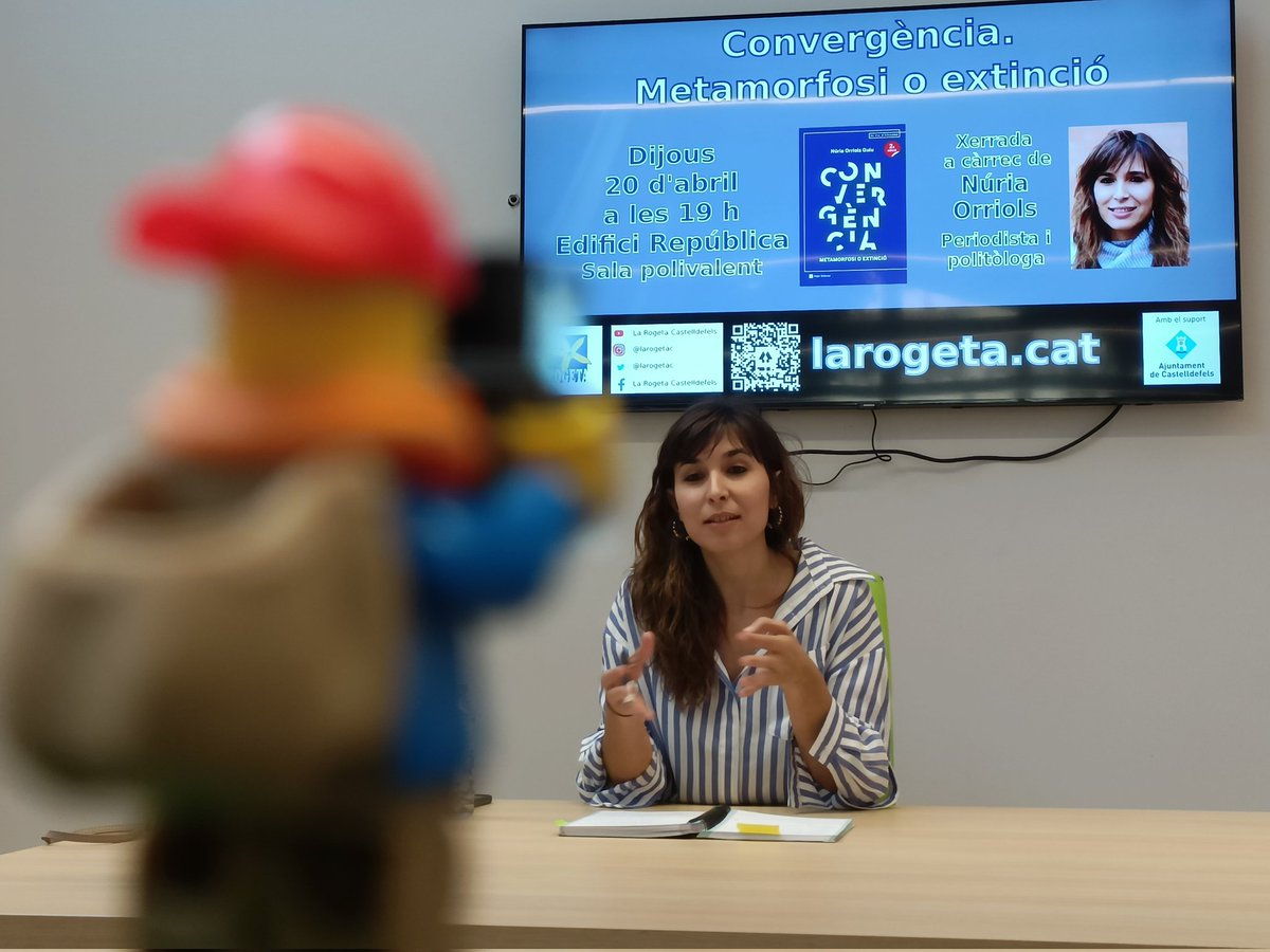 jrmoleroyll's tweet photo. En #MiniReporter fotografiant a la @nuriaorrg, autora del llibre "Convergència: metamorfosi o extinció", convidada per @LarogetaC #EdificiRepublica
#Castelldefels #Castelldefelsmagrada
Dj. 20/04/2023 tarda
#OppoX5Lite https://t.co/Vzk7FWiCC7