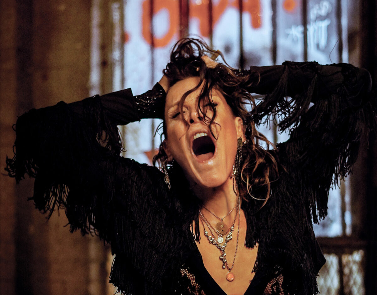 mainlike's tweet photo. Beth Hart https://t.co/IyZX1e3OA4 #SchlossEyrichshof #RöslerOpenAir2023 #Ebern #Haßberge #MainRhön #BethHart #OpenAir #Live https://t.co/n4CtW6sxpA