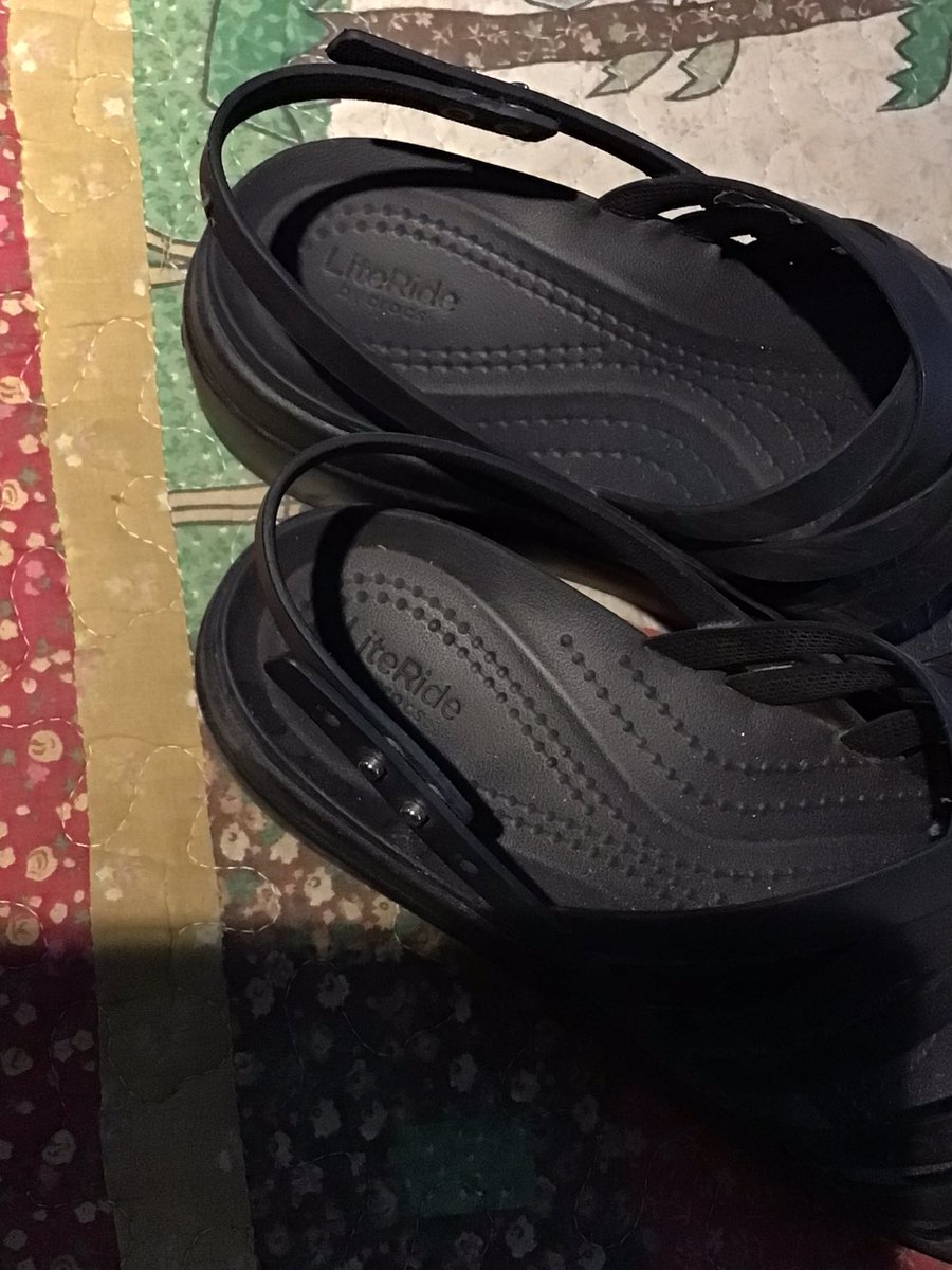 todayisadayoff_'s tweet photo. ส่งต่อ crocs lite ride เบอร์39ค่ะ ใส่แล้วสวยสุดๆ ส่งต่อ 650รวมส่งค่ะ ซื้อมาเกือบสองพันเลยย #รองเท้ามือสอง #ส่งต่อ #เสื้อผ้าy2k #เสื้อผ้ามือ2 #เสื้อผ้ามือสองราคาถูก #รองเท้า #รองเท้าส้นตึก #เสื้อมือสอง #ส่งต่อรองเท้า https://t.co/uJLoreoODI