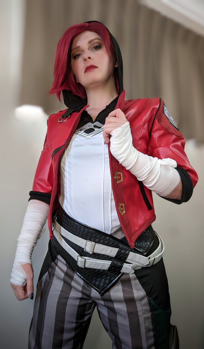 Shaye_Hayes's tweet photo. Arcane Vi costume test 😜
Everything fit surprisingly well and I can hide my complete lack of wig knowledge under a hood 🤣

@tijkau and I will be looking badass as Jinx and Vi on Saturday at @DreamHack  👊

#cosplay #arcane #dreamhack #vi https://t.co/k77b16xkzs