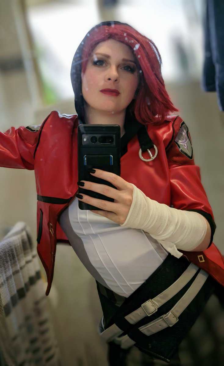 Shaye_Hayes's tweet photo. Arcane Vi costume test 😜
Everything fit surprisingly well and I can hide my complete lack of wig knowledge under a hood 🤣

@tijkau and I will be looking badass as Jinx and Vi on Saturday at @DreamHack  👊

#cosplay #arcane #dreamhack #vi https://t.co/k77b16xkzs