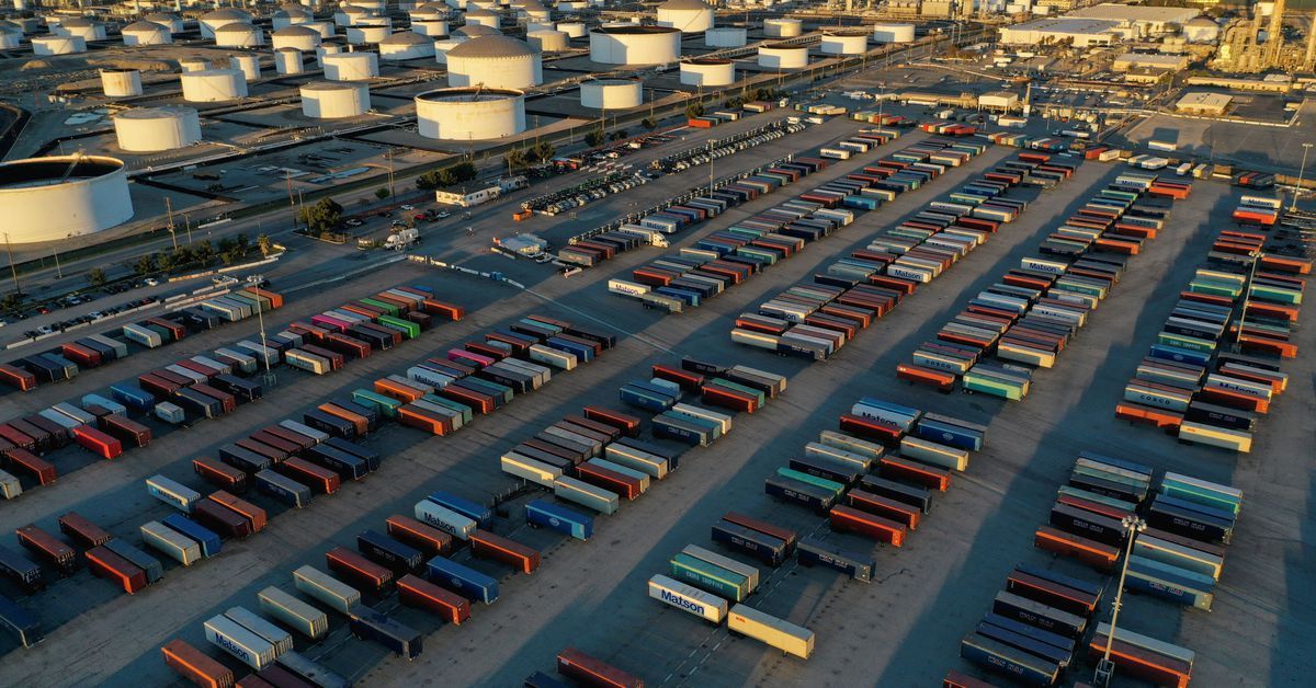 Reuters's tweet photo. Oil dips on recession fears, slower demand https://t.co/O7OK3VSQTA https://t.co/TDliQQiev2