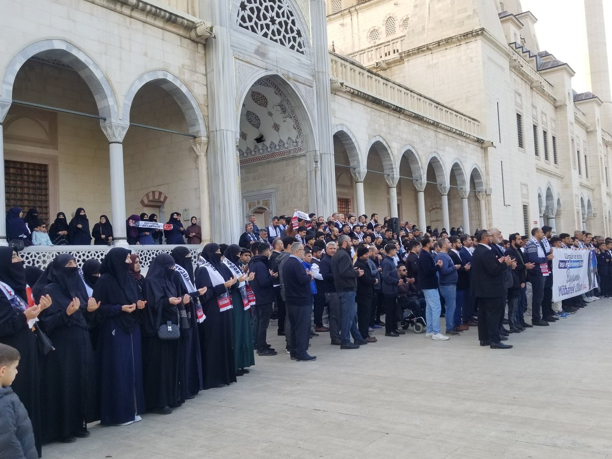 Hocamıza ve Tüm Mazlumlara Dua 🤲🏻

Furkan Hareketi mensupları, bayram namazı sonrası haksız bir şekilde tutuklu bulunan Alparslan Kuytul Hocaefendi ve tüm mazlumların kurtuluşu için dua ettiler.

#RamazanBayramı 
#HayırlıCumalar