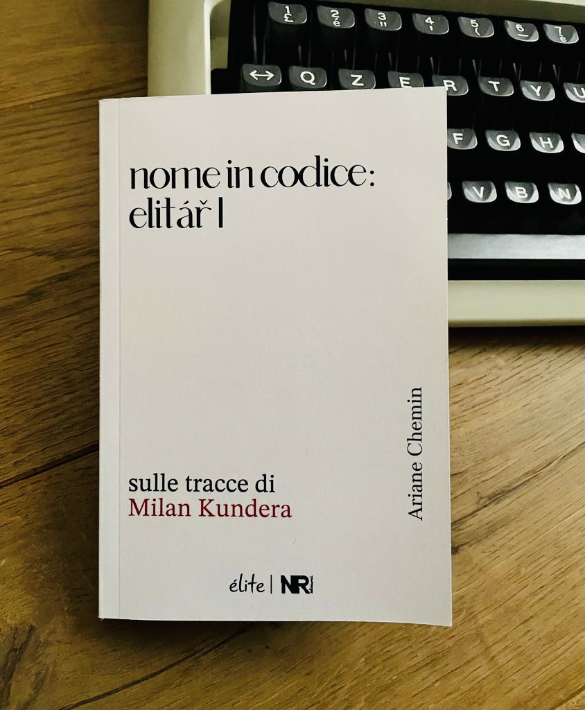 #MilanKundera, lo scrittore che temeva il mondo gli rubasse l'anima: oggi su <a href="/CLetteraria/">CriticaLetteraria</a> i miei pensieri su "Nome in codice Elitár I" di <a href="/ArianeChemin/">Ariane Chemin</a>, edito da
<a href="/NRedizioni/">NR edizioni</a> nella traduzione di <a href="/FrMaselli/">Francesco Maselli</a>. Un libro pieno di intima coscienza criticaletteraria.org/2023/04/ariane…