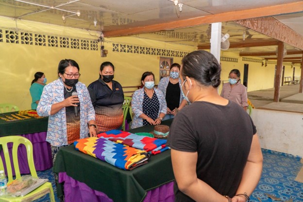 my_British's tweet image. In February 2022, The Tuyang Initiative carried out a 3-day workshop about craft entrepreneurship in rural Sarawak, using a hyper-localised version of the Digital Craft Toolkit.

Read more at:  britishcouncil.my/programmes/art…

#CraftingFutures #DigitalCraftToolkit #CraftEntrepreneurs