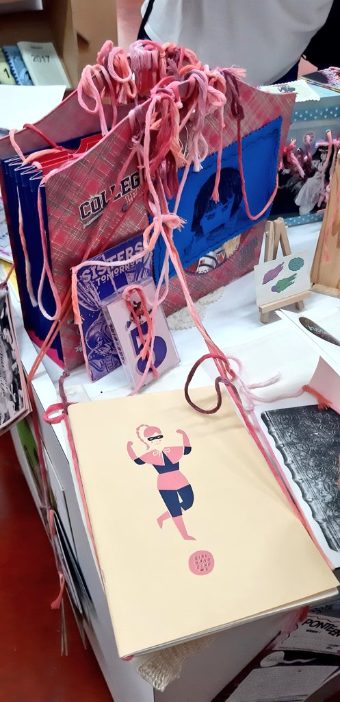 Ayer estuvimos en la inauguración de la exposición de <a href="/gelenjeleton/">gelen jeleton</a> en <a href="/brmu/">Biblioteca Regional de Murcia</a> belleza #diy y tesoros femzineros 💜🥰 #autoeditoras ¡Pásate a disfrutar fuerte con #fanzinerias! Gracias Gelen x tu currazo🐾⚡