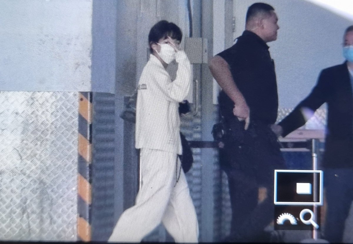 Melted_Flake's tweet photo. [Arrival] 230421 Seulgi arriving at Star Vista SG #RtoVinSG #RedVelvet4thConcert_RtoV_in_singapore #REDVELVETinSG #RedVelvet https://t.co/ClVxGGqmZD