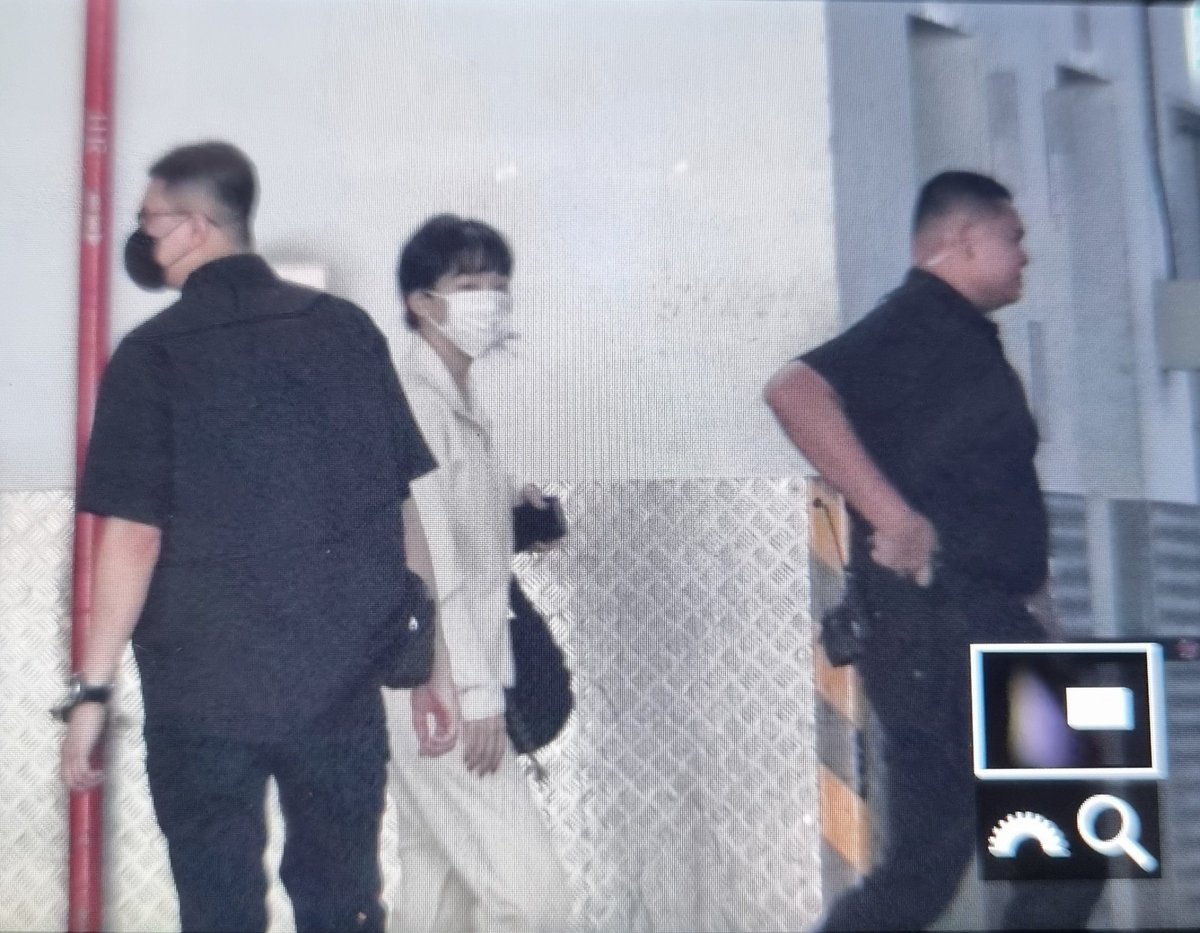 Melted_Flake's tweet photo. [Arrival] 230421 Seulgi arriving at Star Vista SG #RtoVinSG #RedVelvet4thConcert_RtoV_in_singapore #REDVELVETinSG #RedVelvet https://t.co/ClVxGGqmZD
