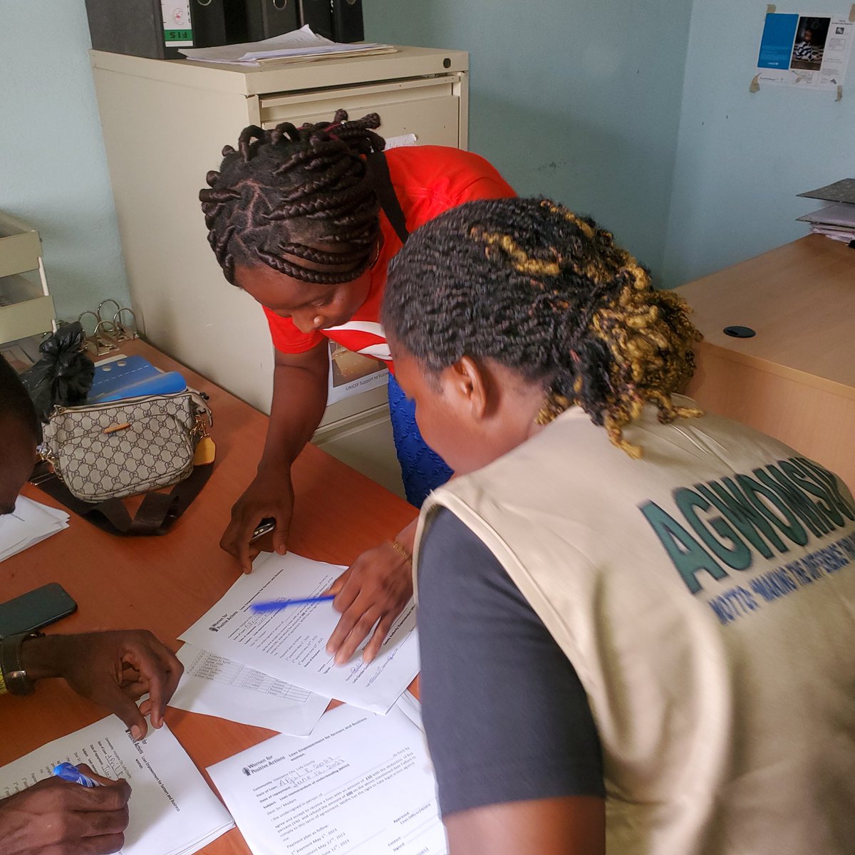 agwomsur's tweet photo. 40 women benefits loan from Lofa County to empower their businesses and farms. They have realized great changes due to this loan their businesses are now growing with profit. 
#WomenEmpowerment 
#UnWomen-Liberia
#Womenpeacehumantarianfund
#WOPA 
@wphfund https://t.co/l0FGNobeZF