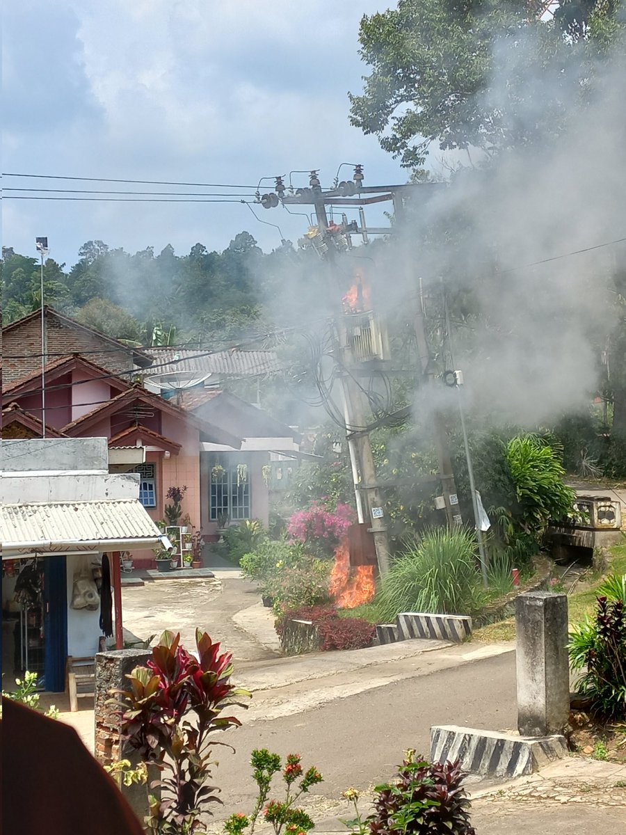 delazael's tweet photo. @pln_123 Ada kebakaran gardu listrik PLN nya gak respon, udh di telpon dr api kecil sampe begini gak ada respon juga. Help 😭😭😭😭 https://t.co/dZMya2vMbv