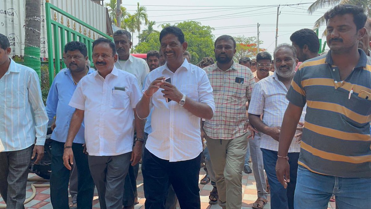 MTKrishneGowda's tweet photo. ಅರಕಲಗೂಡು ವಿಧಾನಸಭಾ ಕ್ಷೇತ್ರದ ರಾಮನಾಥಪುರ ಹಿರಿಯ ಮುಖಂಡರು, ಬೆಂಬಲಿಗರು, ಕಾರ್ಯಕರ್ತರು ಹಾಗೂ ಅಭಿಮಾನಿಗಳ ಜೊತೆ ಚುನಾವಣೆಯ ಹಿನ್ನೆಲೆಯಲ್ಲಿ ಸಮಾಲೋಚನೆ ನಡೆಸಲಾಯಿತು.

#mtkrishnegowda #arakalagudu #Elections2023 https://t.co/DtPFMBOacF