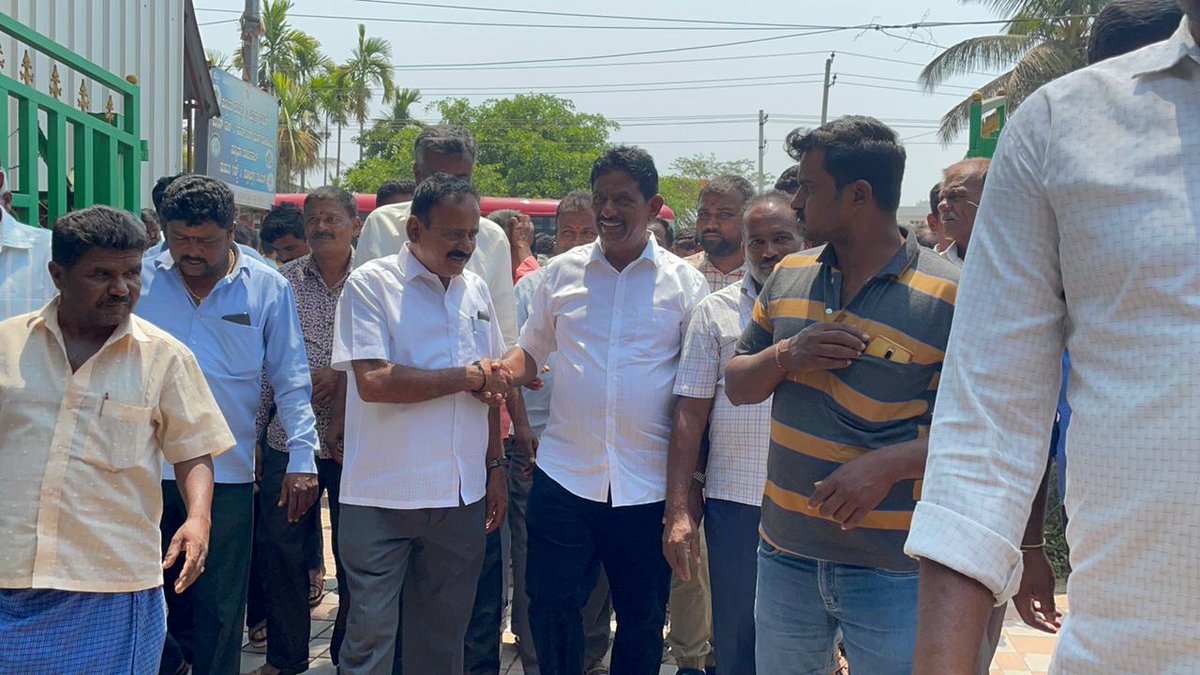 MTKrishneGowda's tweet photo. ಅರಕಲಗೂಡು ವಿಧಾನಸಭಾ ಕ್ಷೇತ್ರದ ರಾಮನಾಥಪುರ ಹಿರಿಯ ಮುಖಂಡರು, ಬೆಂಬಲಿಗರು, ಕಾರ್ಯಕರ್ತರು ಹಾಗೂ ಅಭಿಮಾನಿಗಳ ಜೊತೆ ಚುನಾವಣೆಯ ಹಿನ್ನೆಲೆಯಲ್ಲಿ ಸಮಾಲೋಚನೆ ನಡೆಸಲಾಯಿತು.

#mtkrishnegowda #arakalagudu #Elections2023 https://t.co/DtPFMBOacF