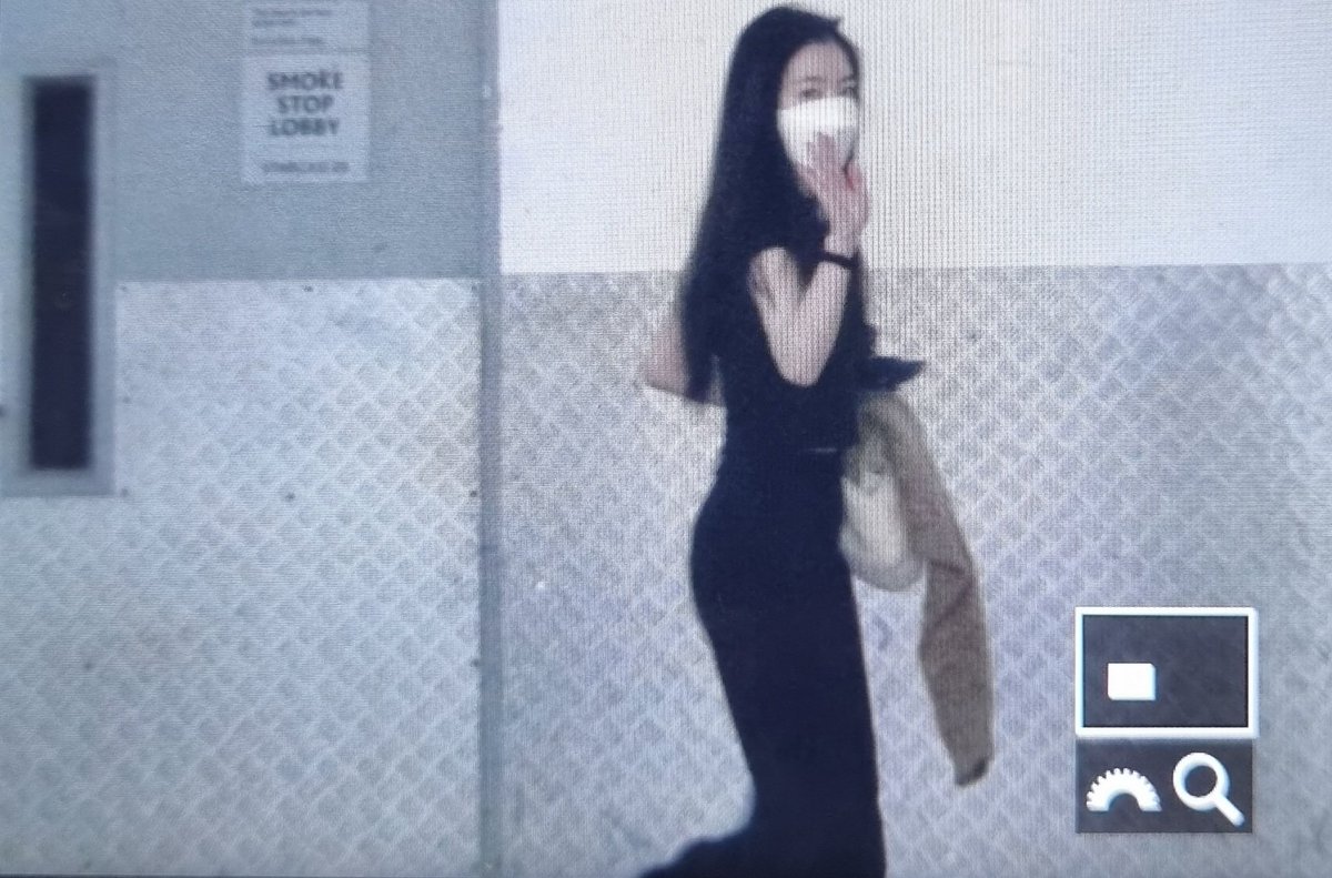 Melted_Flake's tweet photo. [Arrival] 230421 Irene arriving at Star Vista SG #RtoVinSG #IRENE #RedVelvet4thConcert_RtoV_in_singapore #REDVELVETinSG #RedVelvet #레드벨벳 https://t.co/wc3Ul22JXC
