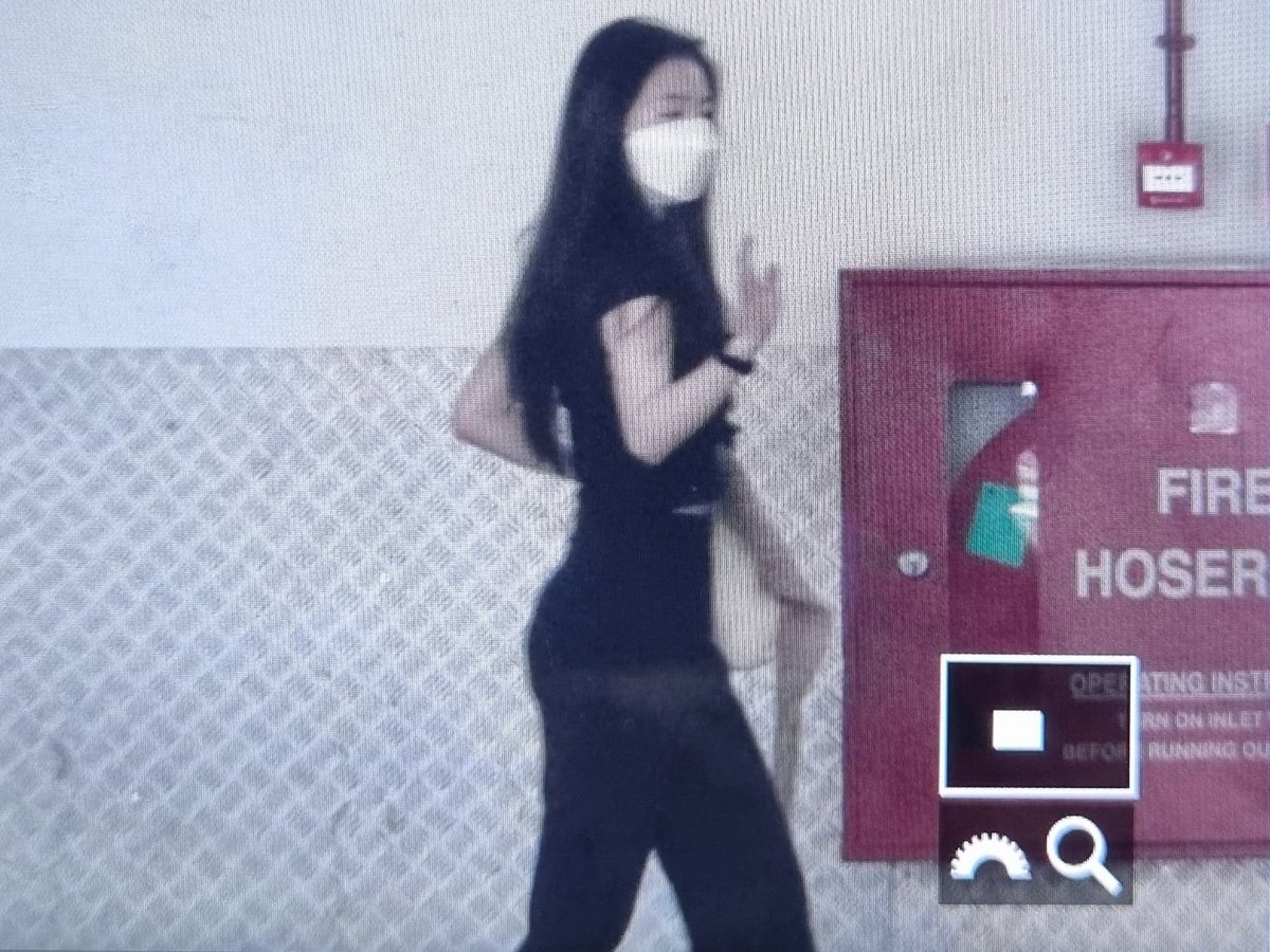 Melted_Flake's tweet photo. [Arrival] 230421 Irene arriving at Star Vista SG #RtoVinSG #IRENE #RedVelvet4thConcert_RtoV_in_singapore #REDVELVETinSG #RedVelvet #레드벨벳 https://t.co/wc3Ul22JXC