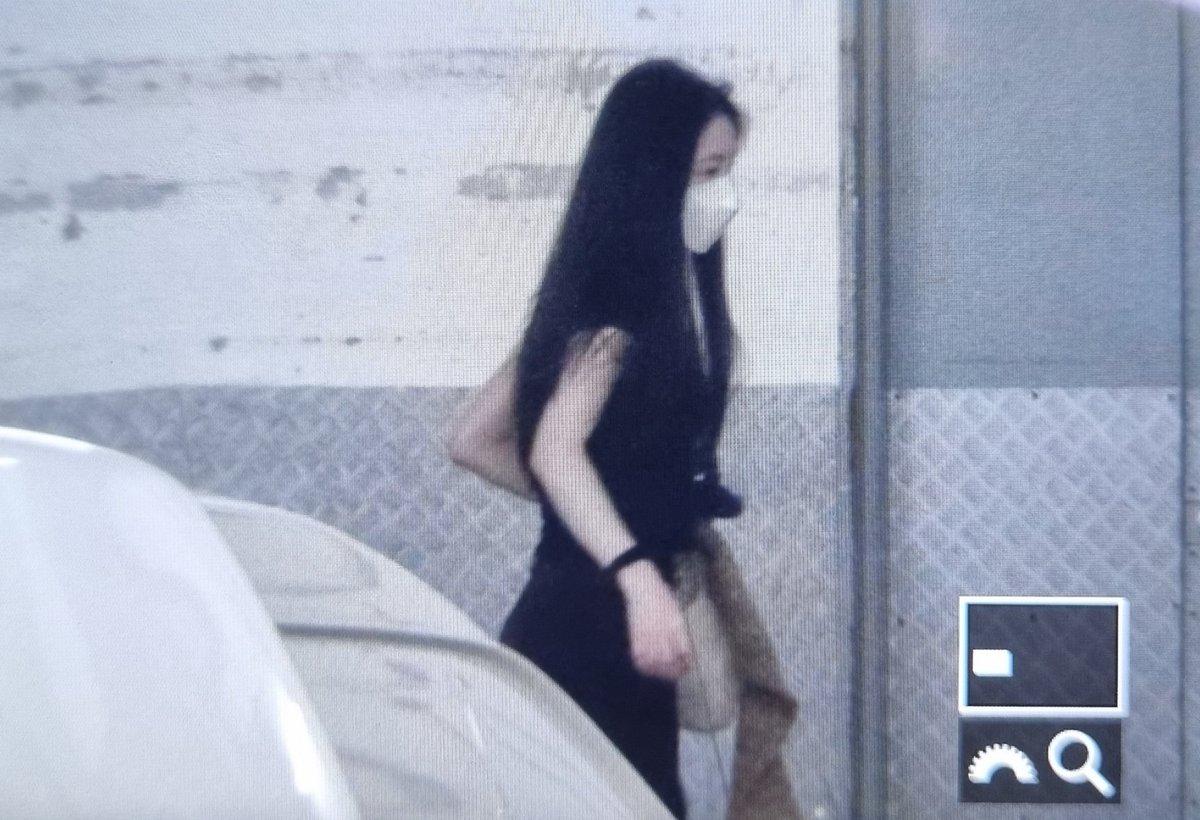Melted_Flake's tweet photo. [Arrival] 230421 Irene arriving at Star Vista SG #RtoVinSG #IRENE #RedVelvet4thConcert_RtoV_in_singapore #REDVELVETinSG #RedVelvet #레드벨벳 https://t.co/wc3Ul22JXC