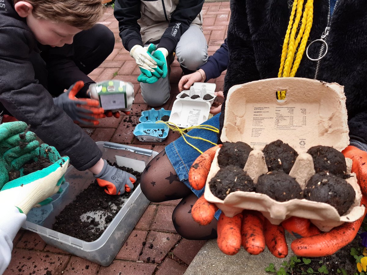 Afsluiting #TalentenAcademie #Duurzame en #groene #beroepen!
Bij Piëzo- locatie Buytenwegh hebben we de insectenhotels opgehangen met tuinman David. Ook viooltjes geplant, regenwormen ontdekt én #zaadbommetjes gemaakt!
<a href="/wijkregisseurBL/">Sabrina Verbarendse</a> en <a href="/WA_Buytenwegh/">Wijkagenten Buytenwegh</a>