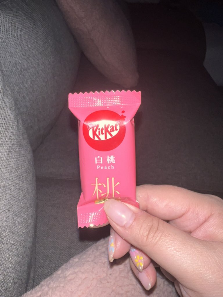 BeeMelie's tweet photo. Peach KitKat from Japan 2/10 https://t.co/xV3k6q0j0E