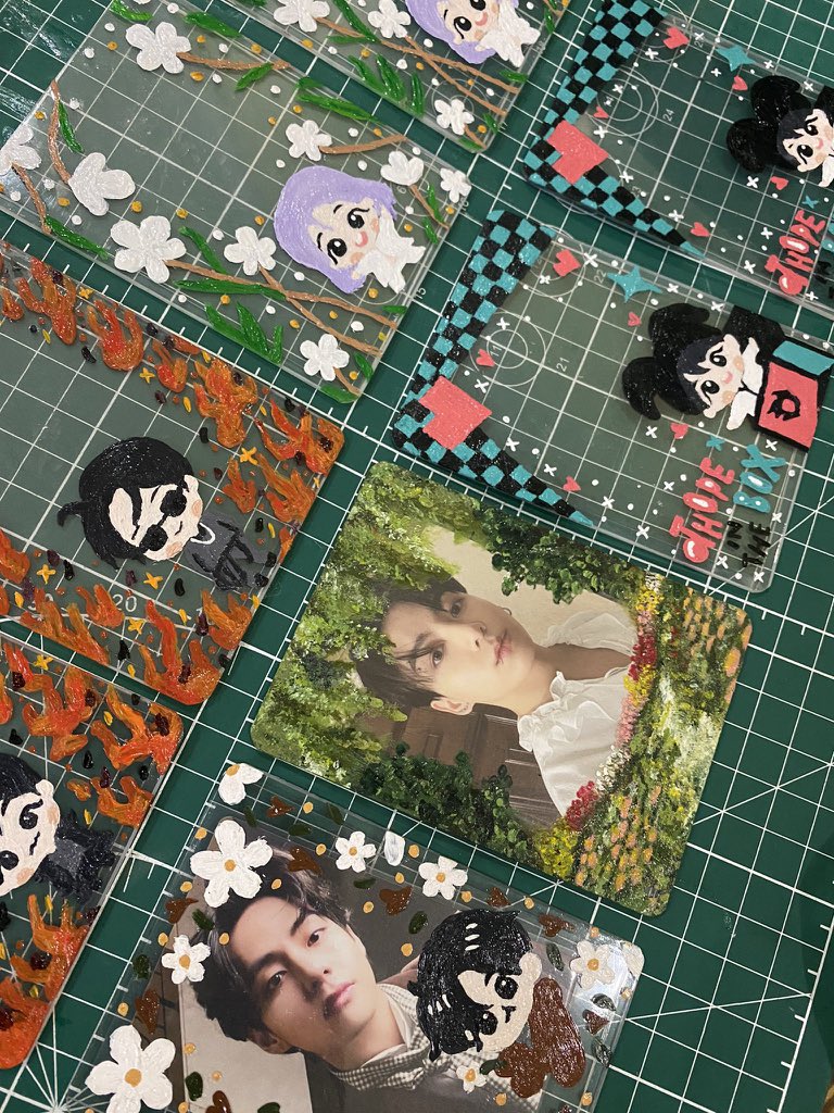collectminie's tweet photo. hi ♡︎ this is an interest check for handpainted toploaders from @nounourskoo! 🇲🇾

here are some samples or check #nounoursarts #nounoursreviews for more

premade design: ₱250-280
custom (limited slots): ₱300-380 
* price may change depending on the design :)

dm me for slots https://t.co/YiFv6zBLMF