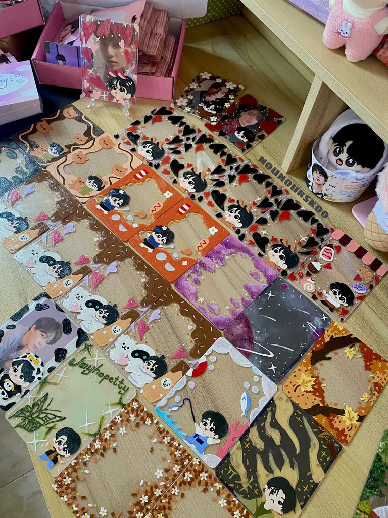 collectminie's tweet photo. hi ♡︎ this is an interest check for handpainted toploaders from @nounourskoo! 🇲🇾

here are some samples or check #nounoursarts #nounoursreviews for more

premade design: ₱250-280
custom (limited slots): ₱300-380 
* price may change depending on the design :)

dm me for slots https://t.co/YiFv6zBLMF