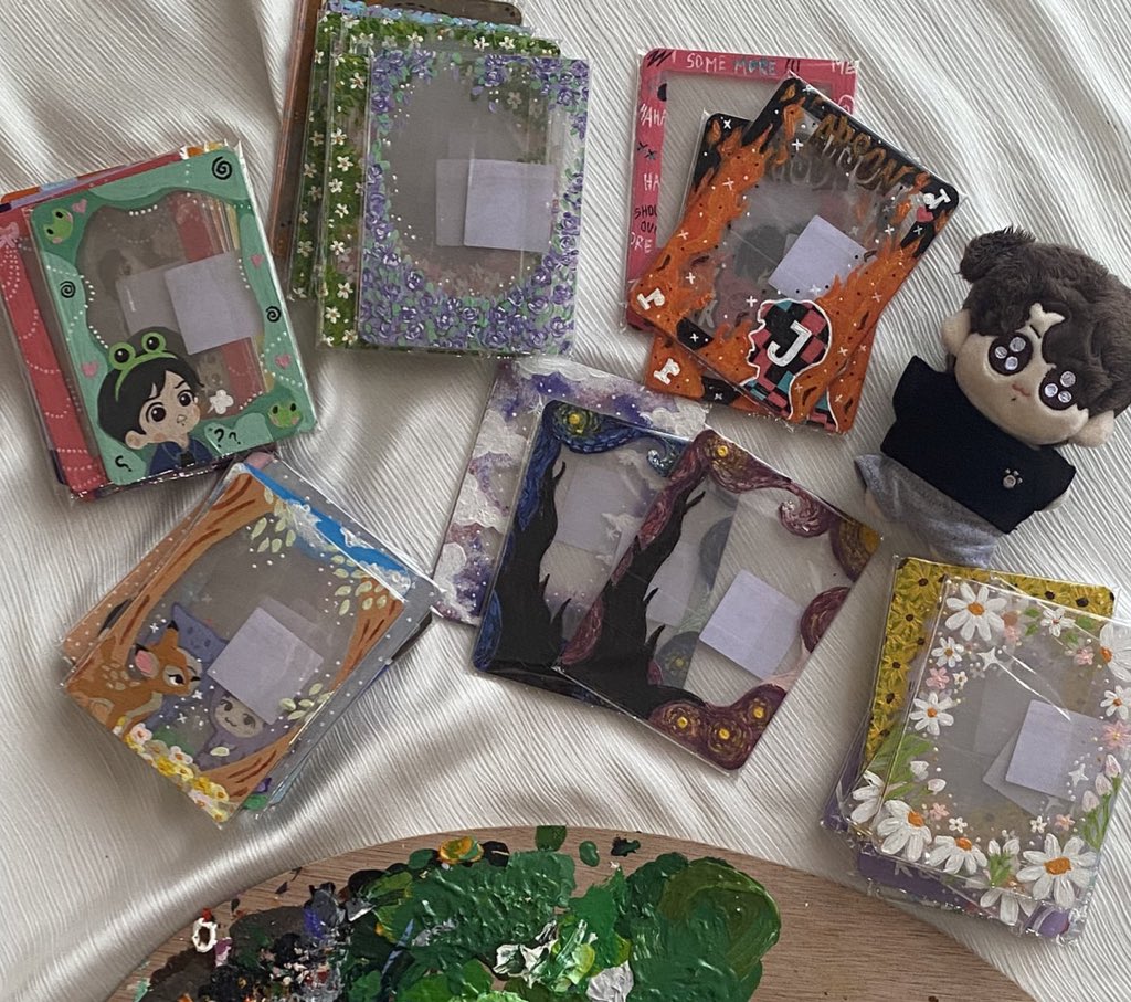 collectminie's tweet photo. hi ♡︎ this is an interest check for handpainted toploaders from @nounourskoo! 🇲🇾

here are some samples or check #nounoursarts #nounoursreviews for more

premade design: ₱250-280
custom (limited slots): ₱300-380 
* price may change depending on the design :)

dm me for slots https://t.co/YiFv6zBLMF