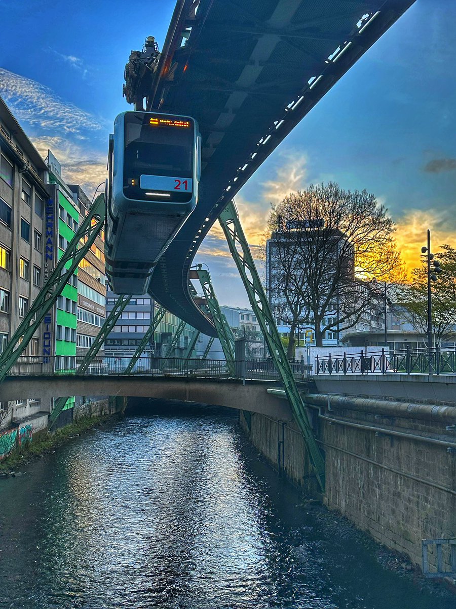 Guten Morgen #Wuppertal - #Schwebebahn im Sonnenaufgang!