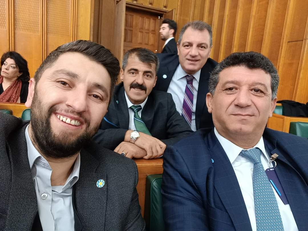 arb_gul's tweet photo. Eşler, dostlar, canlar eksik... Elbistan eksik... Bayramımız kutlu olsun.m. https://t.co/ipW3gRuUzj