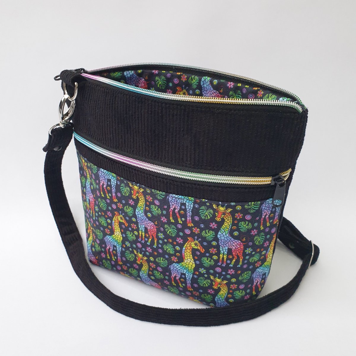 Morning! If you love giraffes, then this bag is for you. A lovely compact bag with an adjustable strap so it can be worn on the shoulder or crossbody. It's in my Etsy shop🦒🌈
etsy.me/3MWZsKB
#MHHSBD #EarlyBiz #Giraffes