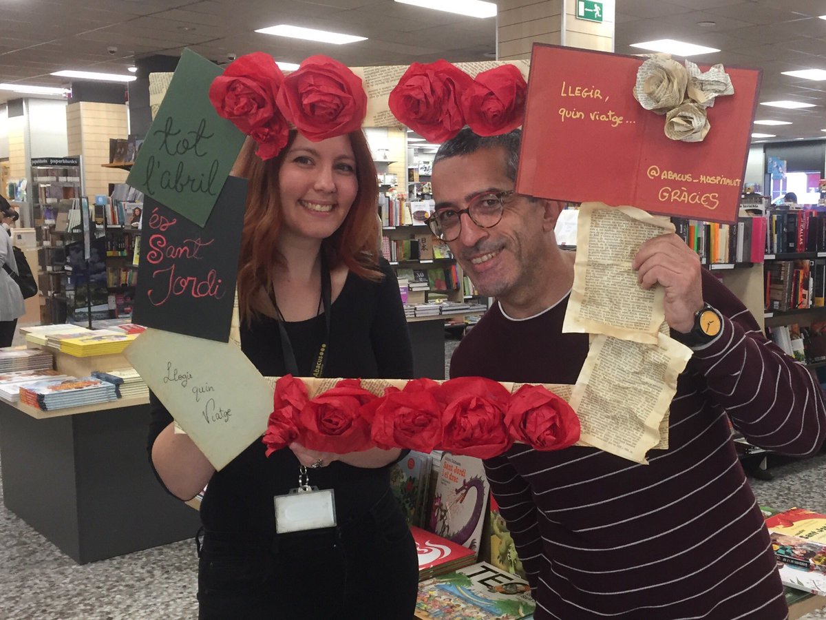 duran_fco's tweet photo. 📚 Al programa de Festes de #Primavera23 @lhdigitalh @TelevisioLH us parlaré de com pot anar #SantJordi2023 pel que als llibres. A @abacus_botigues #LH us han preparat uns marcs ben macos perquè us feu fotos de record, com aquestes de la Verónica @ReaderWriterCat i servidora 🤗. https://t.co/kVUwfdnchX