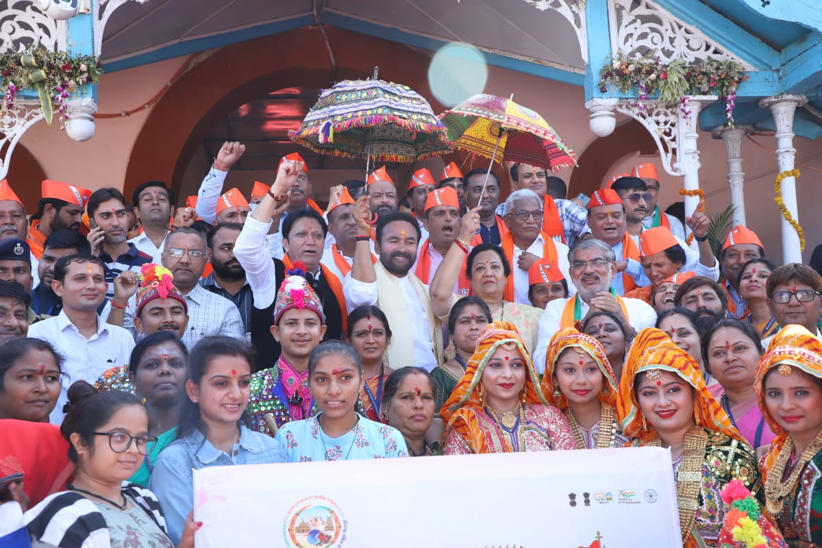 "સ્વાગત છે, કાઠિયાવાડમાં પધારેલા મહેમાનોનું"

માન.કેન્દ્રીય મંત્રી શ્રી <a href="/kishanreddybjp/">G Kishan Reddy</a> જી તથા કેન્દ્રીય રાજ્યમંત્રી શ્રીમતી <a href="/DarshanaJardosh/">Darshana Jardosh</a> જીની વિશેષ ઉપસ્થિતિમાં સાથી મંત્રી શ્રી @Balwantsinh999 સાથે તમિલનાડુથી સંગમ અન્વયે પધારેલા મહેમાનોનું સોમનાથ ખાતે પ્રેમસભર સ્વાગત કર્યું.