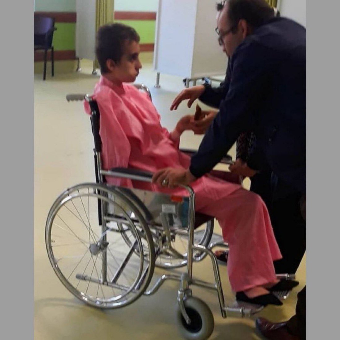 #Iran:
Dit is #HastiHosseinpanahi (16).
Ze raakte in nov jl. in coma nadat ze tijdens #IranProtests door d RG m een knuppel op t hoofd was geslagen
Ze werd na 6 maanden ontslagen uit het ZKH.
Ze kan niet meer lopen.
Haar ouders staan ​​onder enorme druk v het regime om te zwijgen