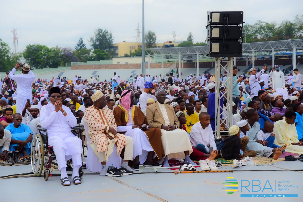 Radiorwanda_RBA's tweet image. AMAFOTO
Abayisilamu mu ngeri zinyuranye bitabiriye isengesho risoza ukwezi gutagatifu kwa #Ramadhan  riri kubera kuri Kigali Pelé Stadium. #EidAlFitr2023