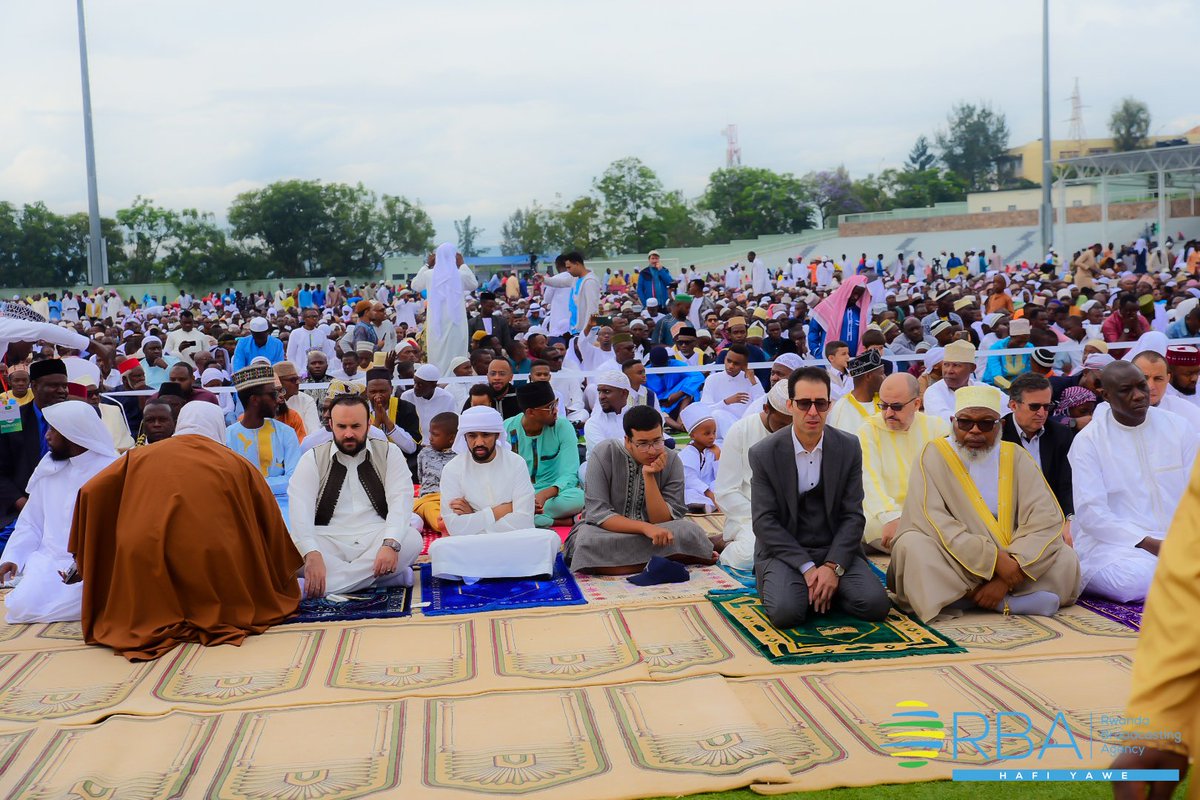 Radiorwanda_RBA's tweet image. AMAFOTO
Abayisilamu mu ngeri zinyuranye bitabiriye isengesho risoza ukwezi gutagatifu kwa #Ramadhan  riri kubera kuri Kigali Pelé Stadium. #EidAlFitr2023