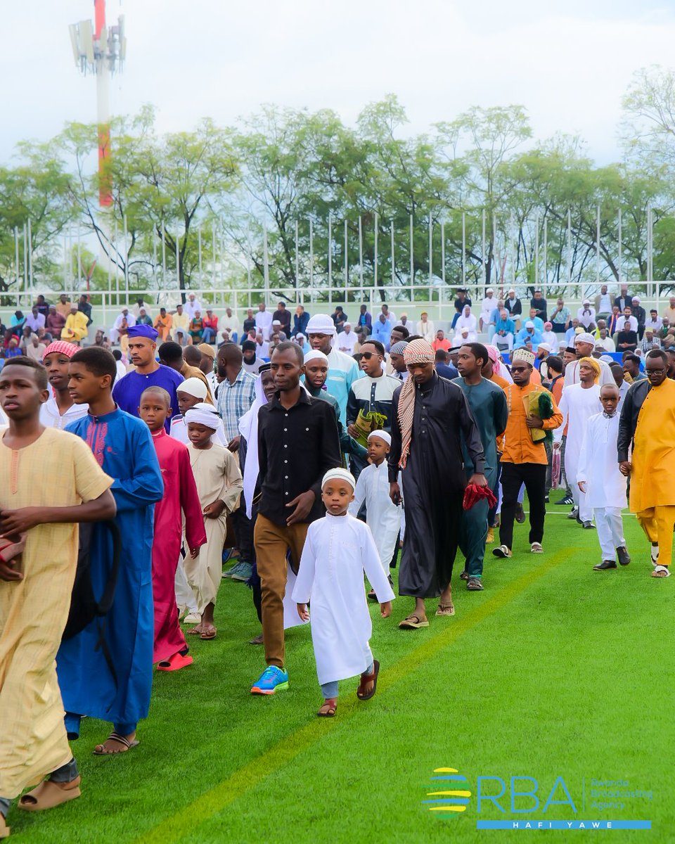 Radiorwanda_RBA's tweet image. AMAFOTO
Abayisilamu mu ngeri zinyuranye bitabiriye isengesho risoza ukwezi gutagatifu kwa #Ramadhan  riri kubera kuri Kigali Pelé Stadium. #EidAlFitr2023