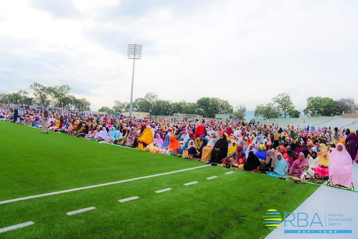 Radiorwanda_RBA's tweet image. AMAFOTO
Abayisilamu mu ngeri zinyuranye bitabiriye isengesho risoza ukwezi gutagatifu kwa #Ramadhan  riri kubera kuri Kigali Pelé Stadium. #EidAlFitr2023