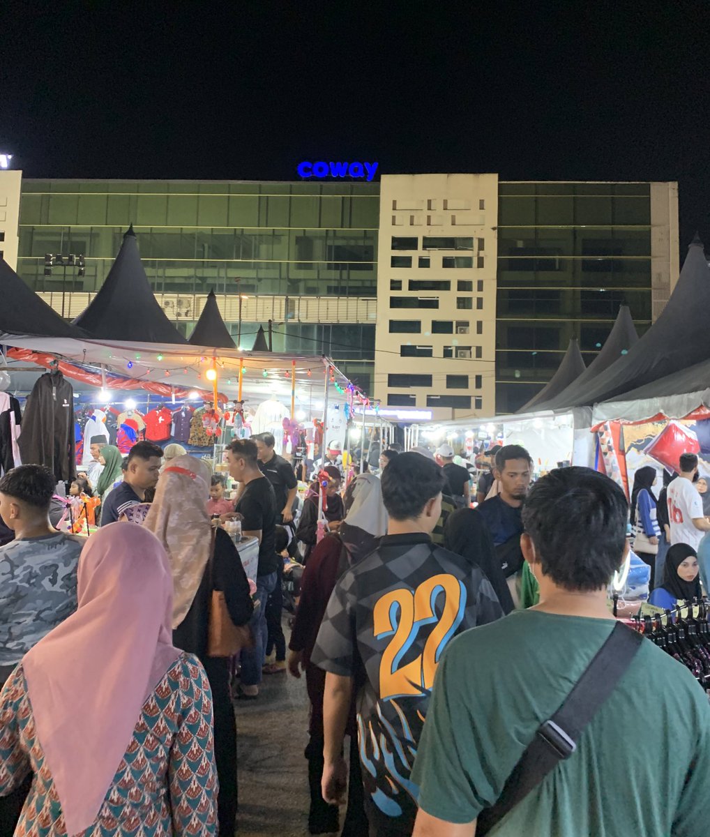 Cdmc1102F's tweet photo. THE FATE BEING BUSINESSMAN IN EXPO RAMADAN. 

[THREAD] 

#COM201
#CDMC1102F
#RayaAidilfitri2023
#RamadanMubarak https://t.co/d1RCy0Gij1